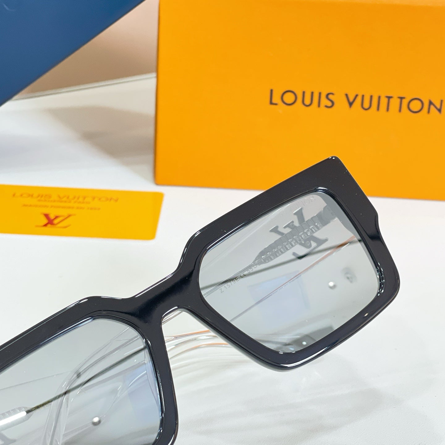 Louis Vuitton Sunglasses-Z1579E