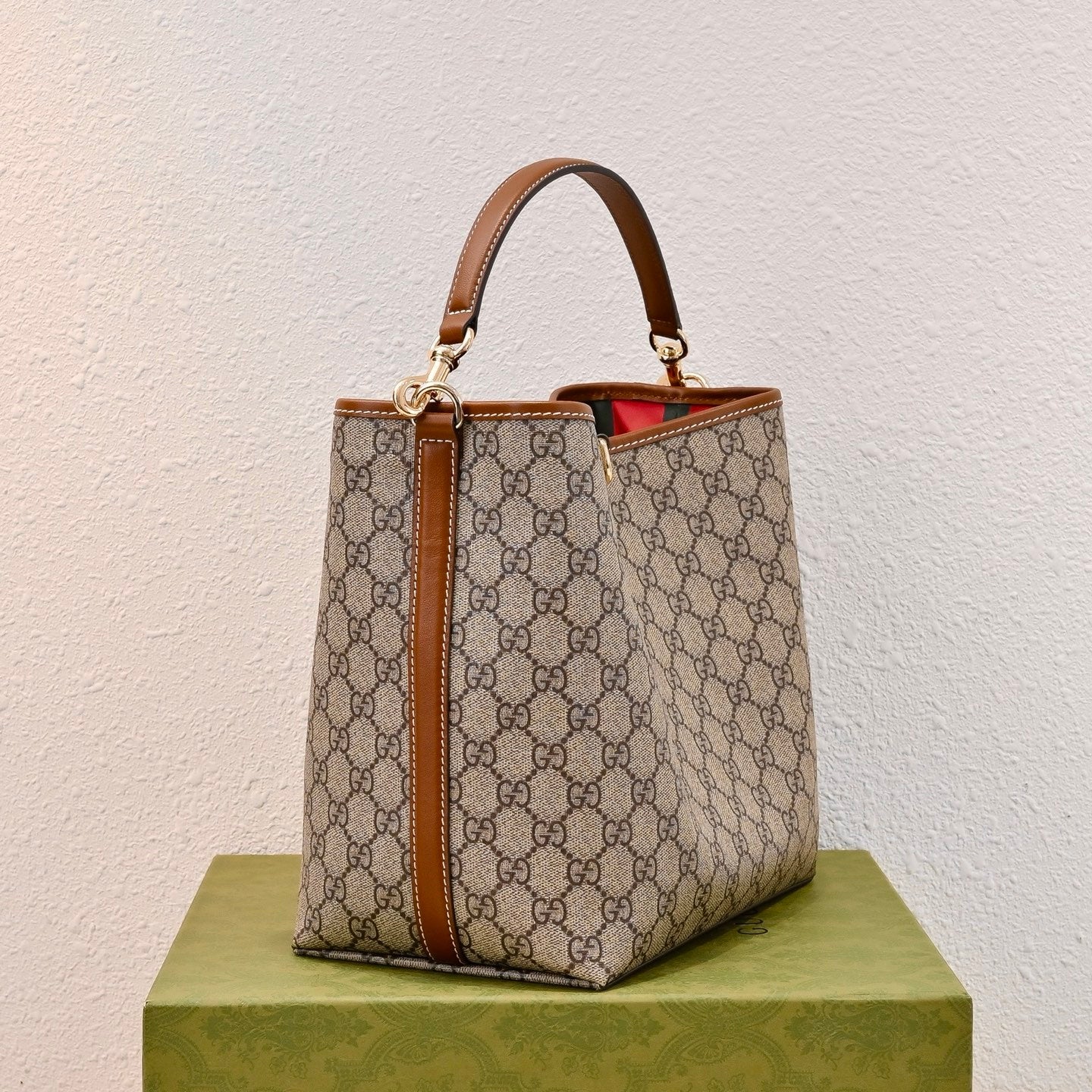 Gucci Emblem Bucket Bag-815103