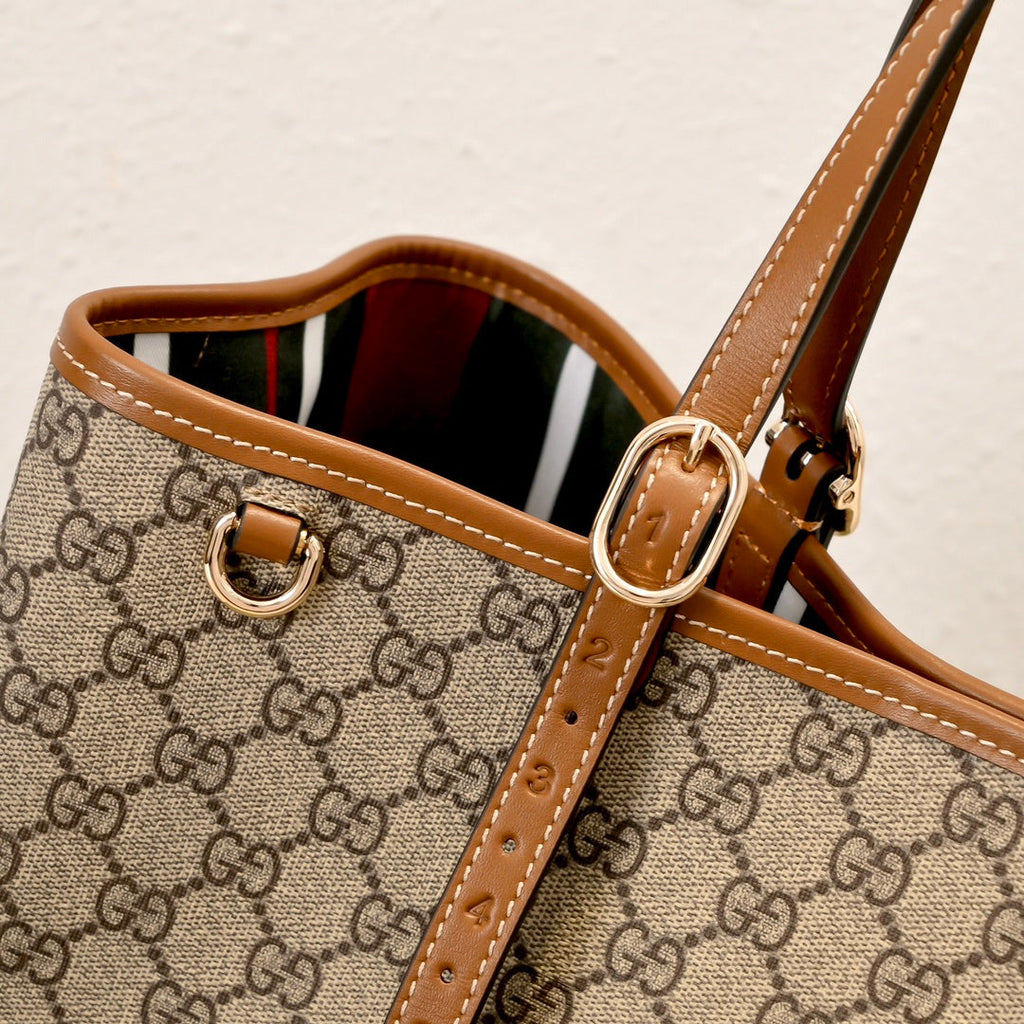 Gucci Emblem Medium Tote Bag-815213
