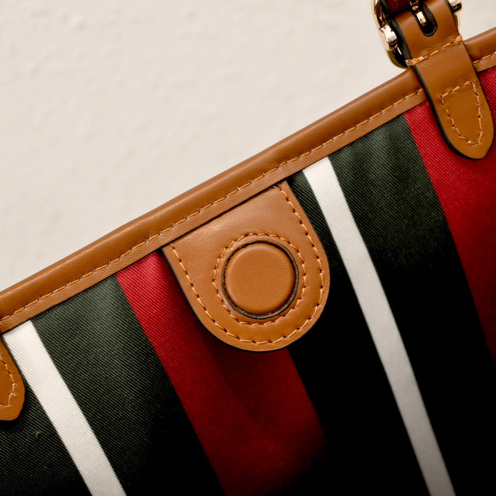 Gucci Emblem Medium Tote Bag-815213