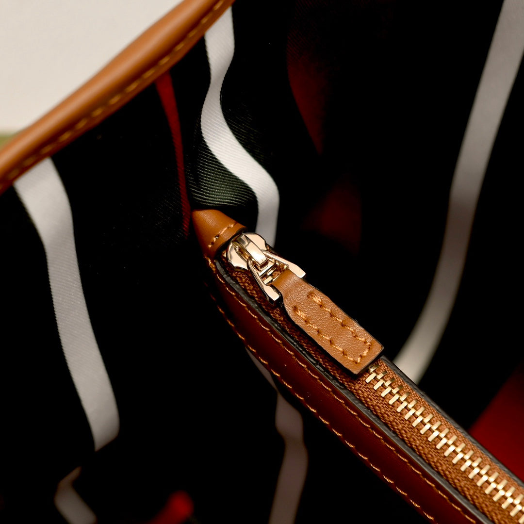 Gucci Emblem Medium Tote Bag-815213