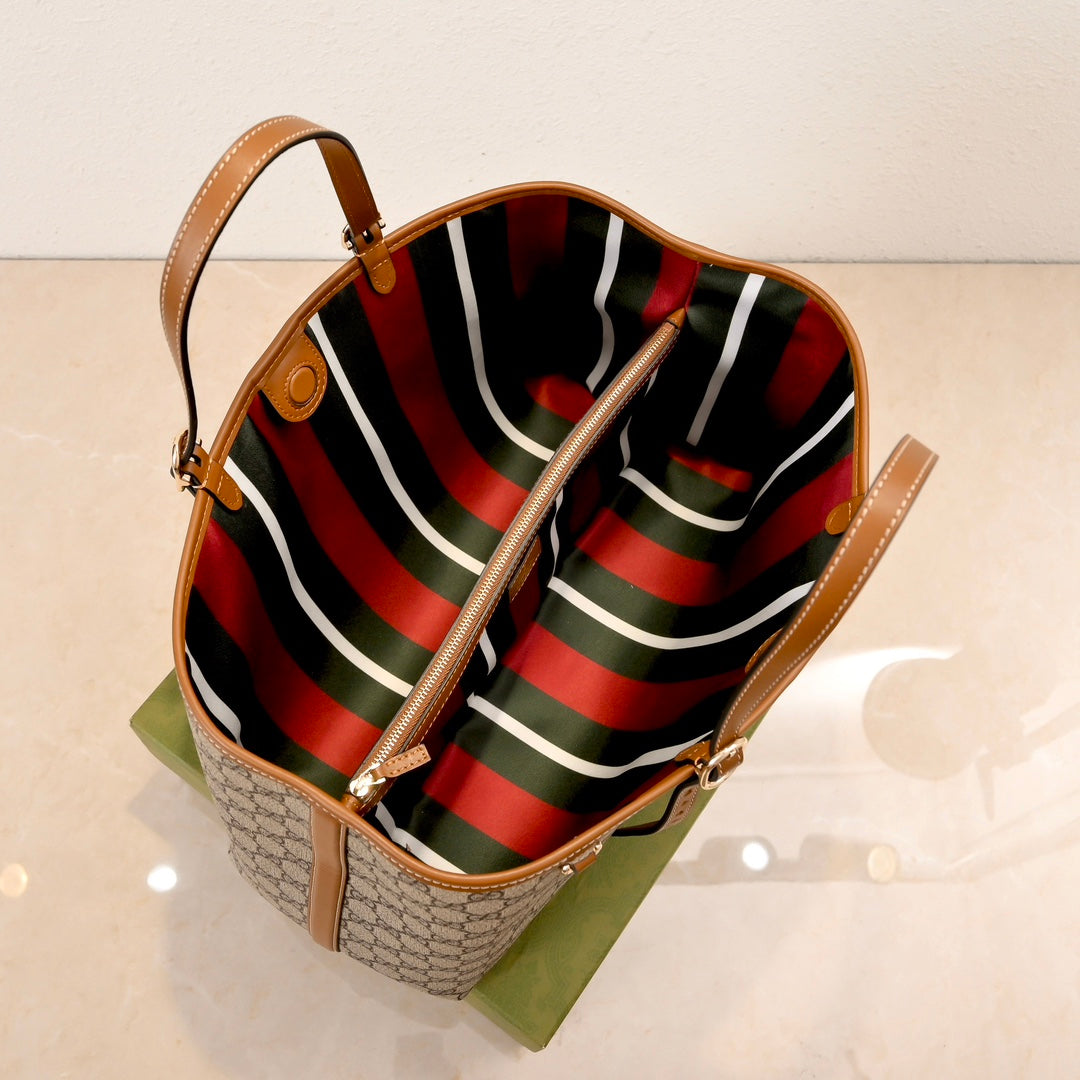 Gucci Emblem Medium Tote Bag-815213