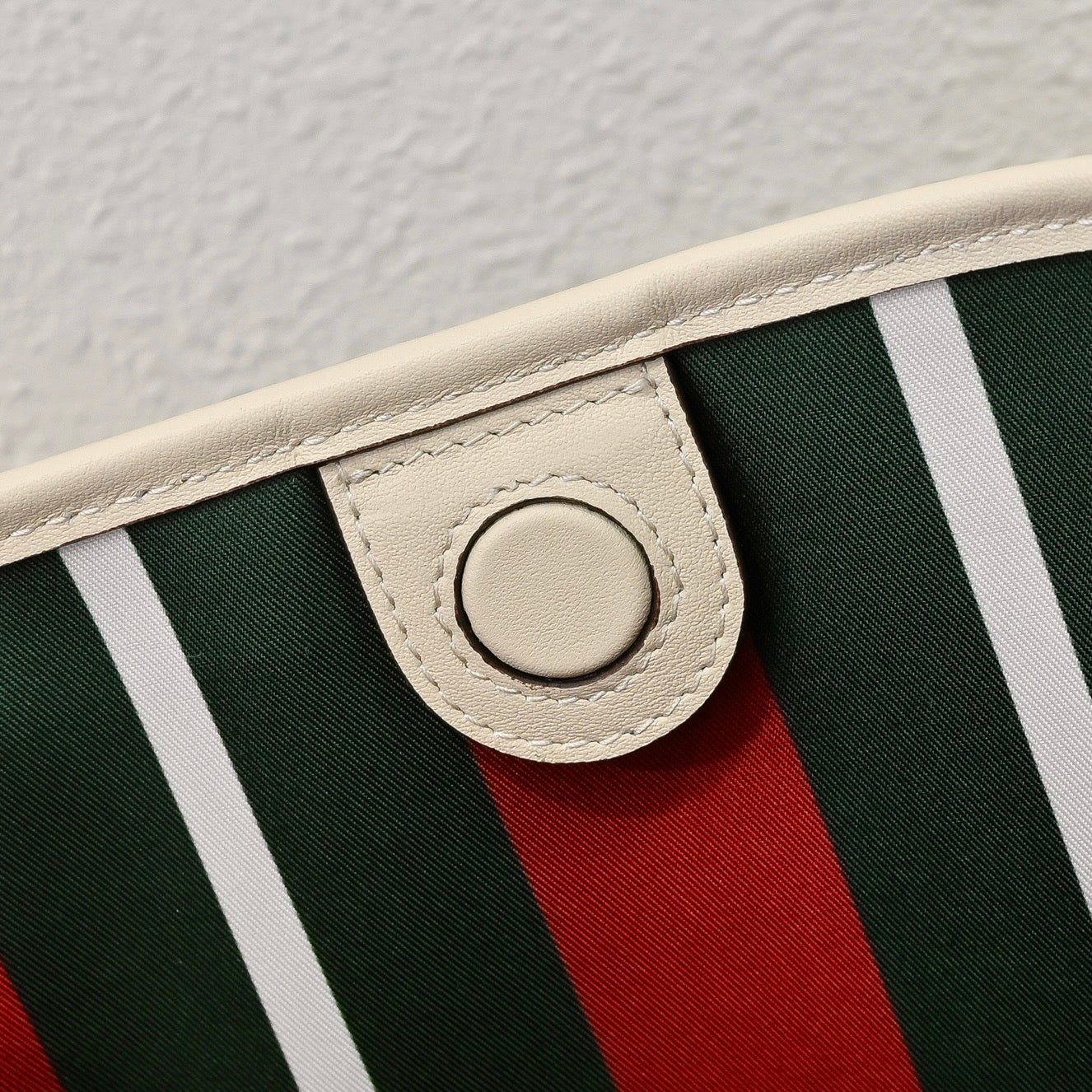 Gucci Emblem Bucket Bag-815103