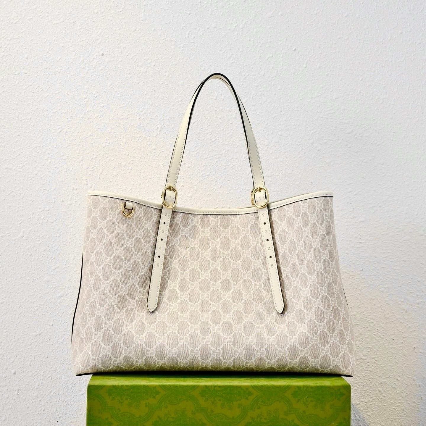 Gucci Emblem Medium Tote Bag-815213