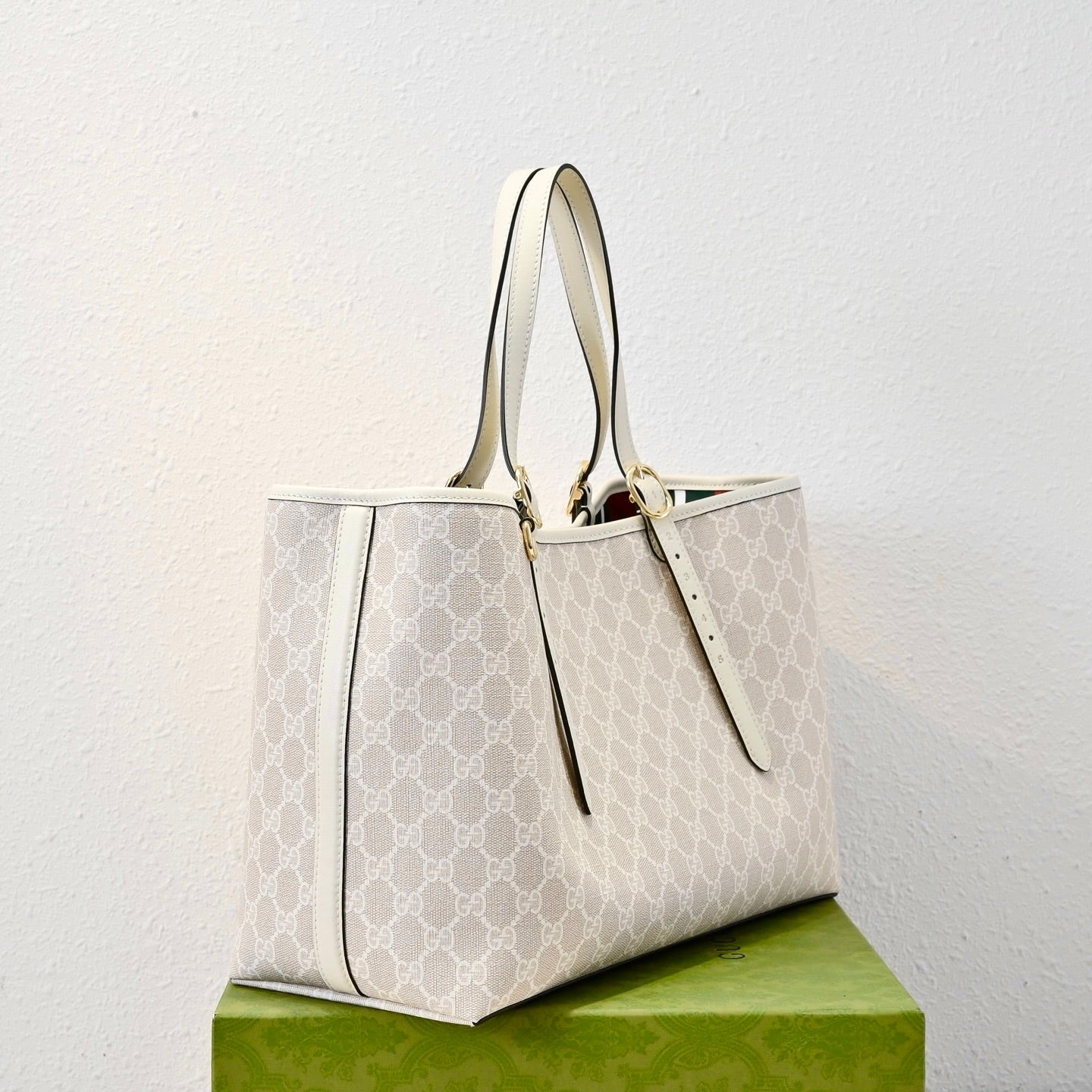 Gucci Emblem Medium Tote Bag-815213