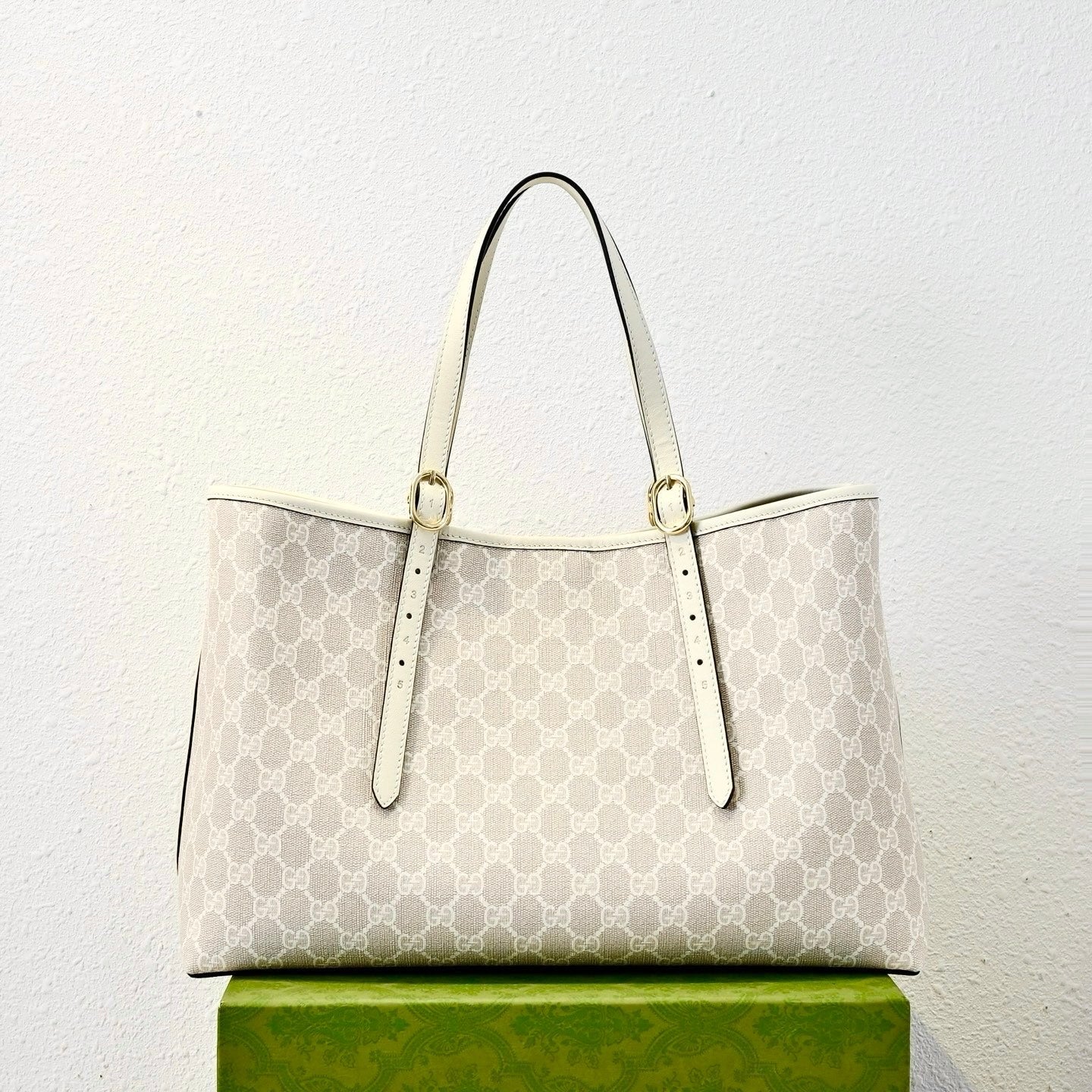 Gucci Emblem Medium Tote Bag-815213