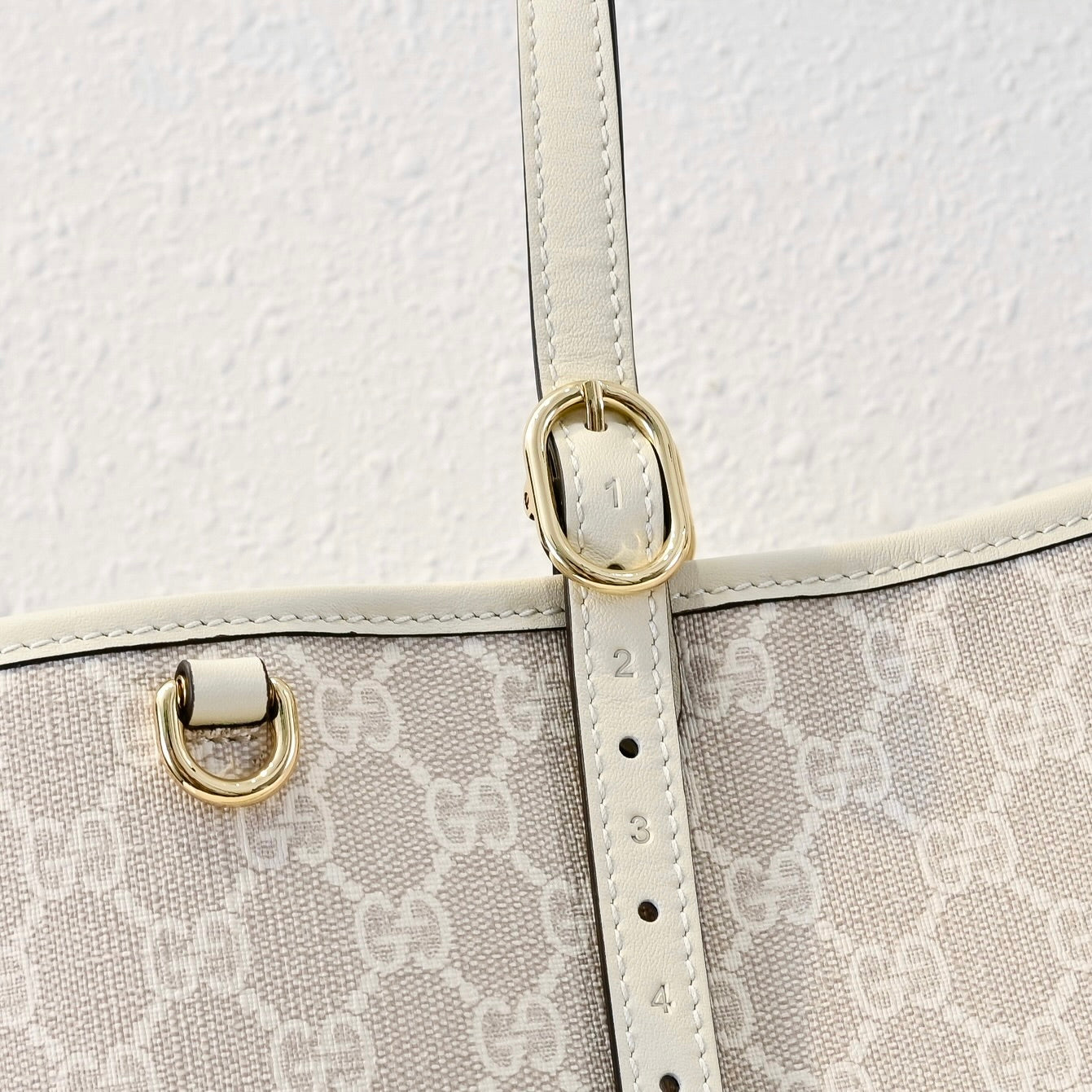 Gucci Emblem Medium Tote Bag-815213