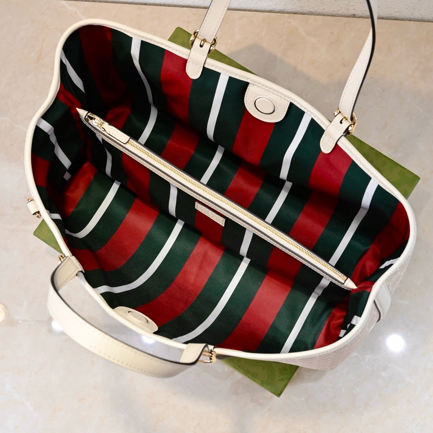 Gucci Emblem Medium Tote Bag-815213