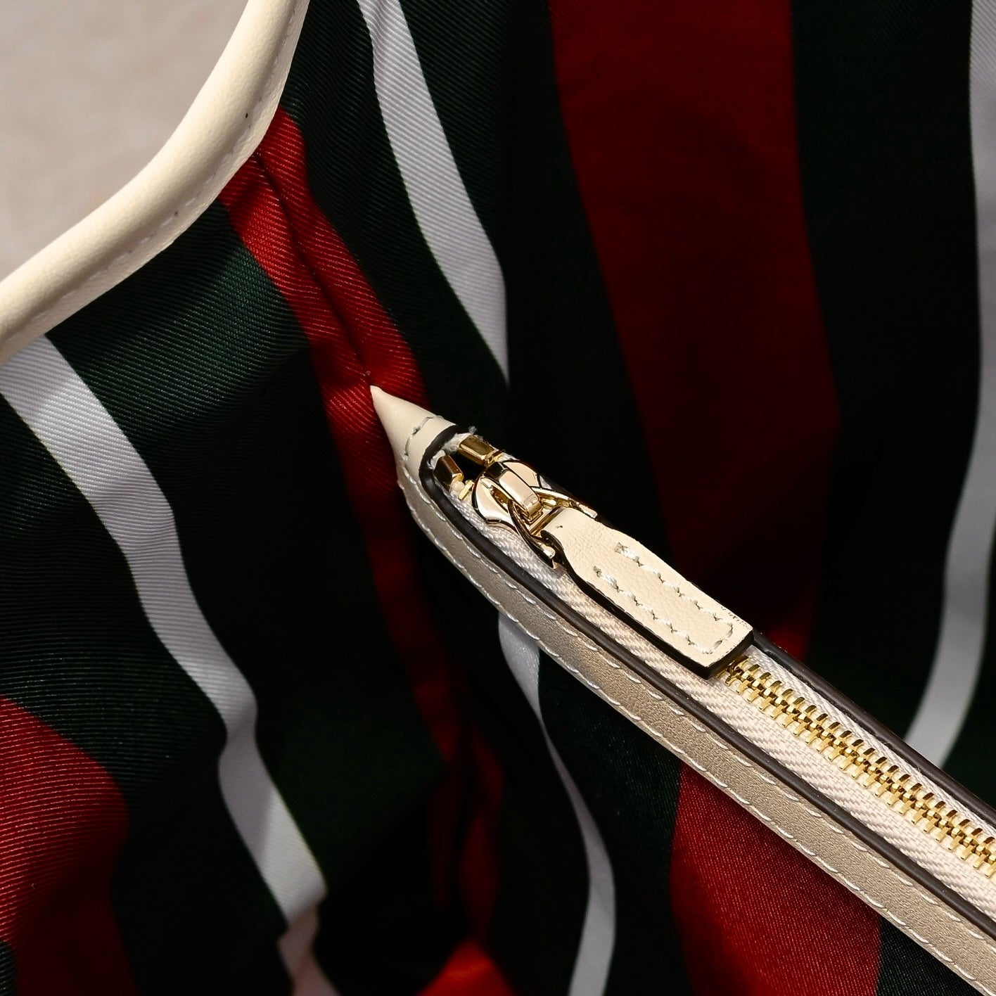 Gucci Emblem Medium Tote Bag-815213