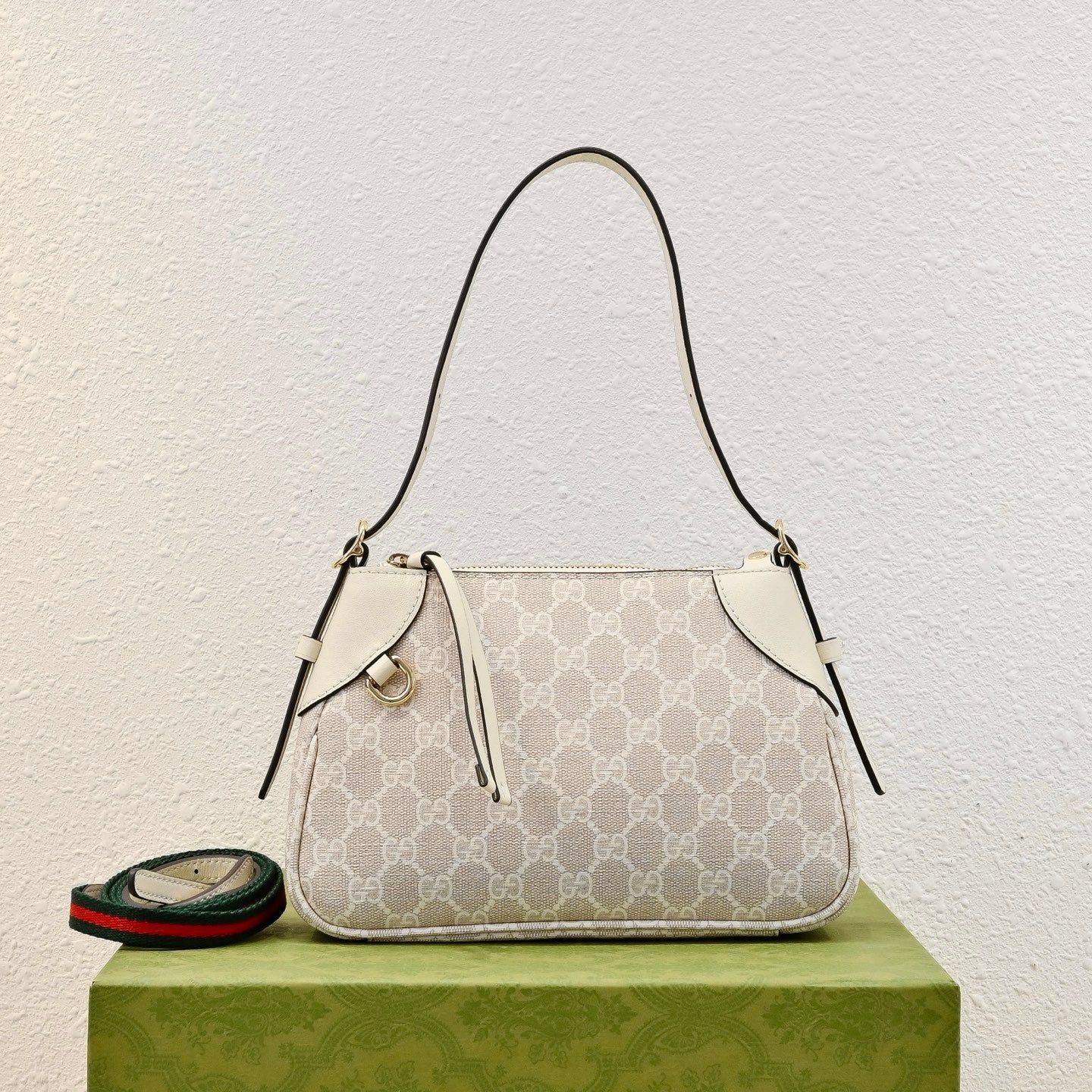 Gucci Emblem Small Zipped Tote Bag – 815218