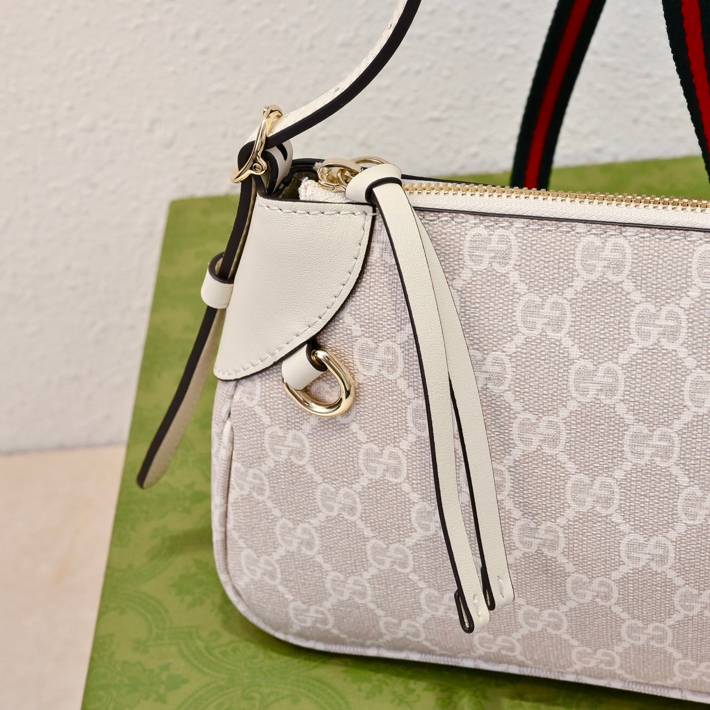 Gucci Emblem Small Zipped Tote Bag – 815218