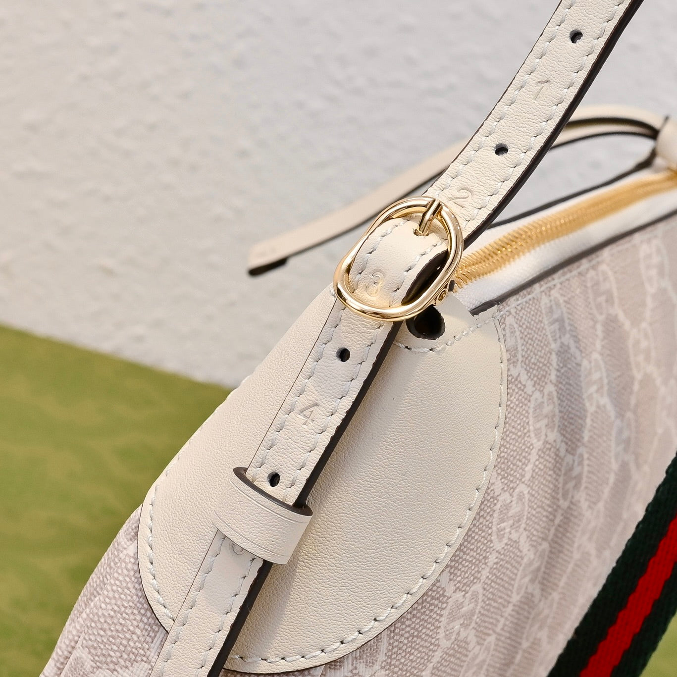 Gucci Emblem Small Zipped Tote Bag – 815218