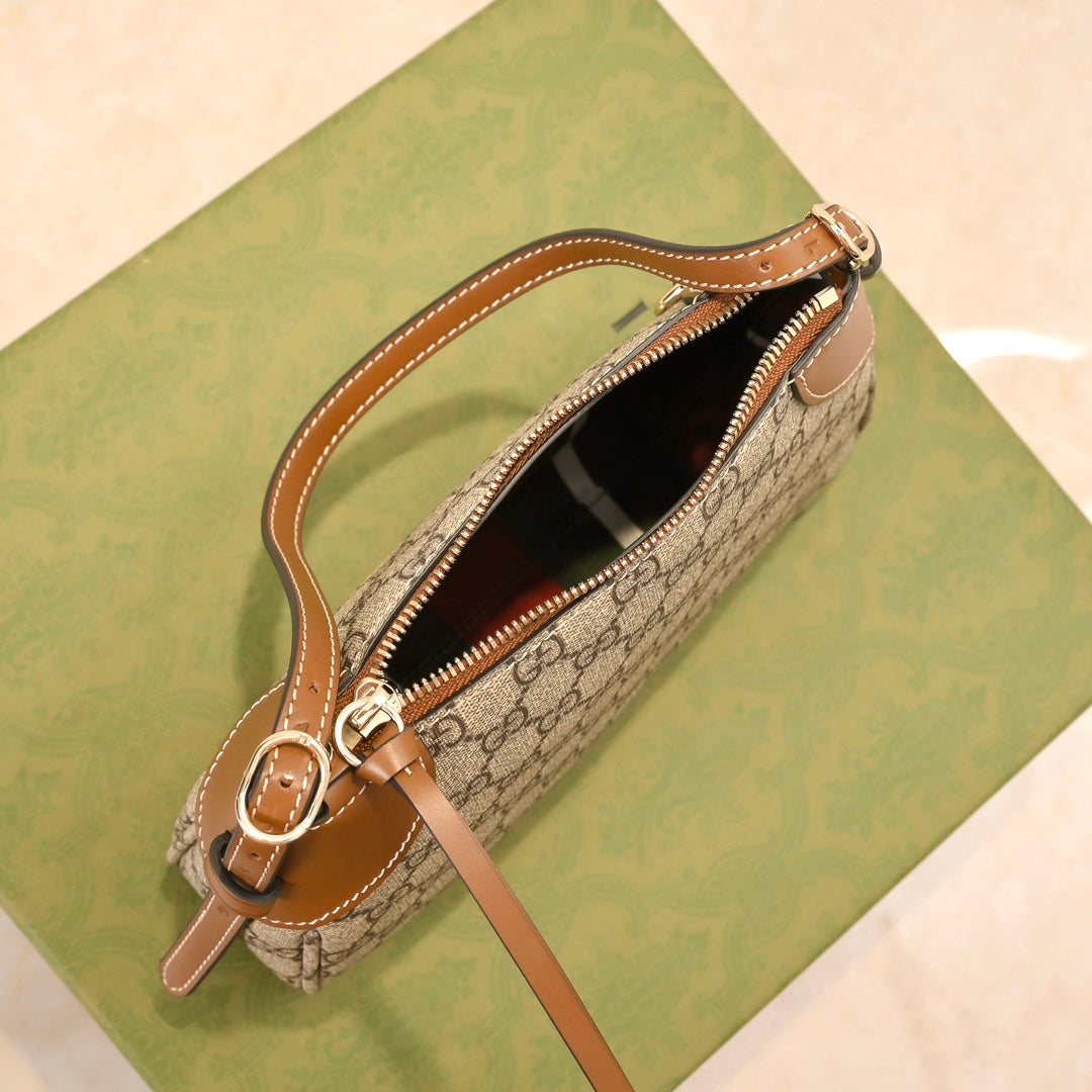Gucci Emblem Small Zipped Tote Bag – 815218