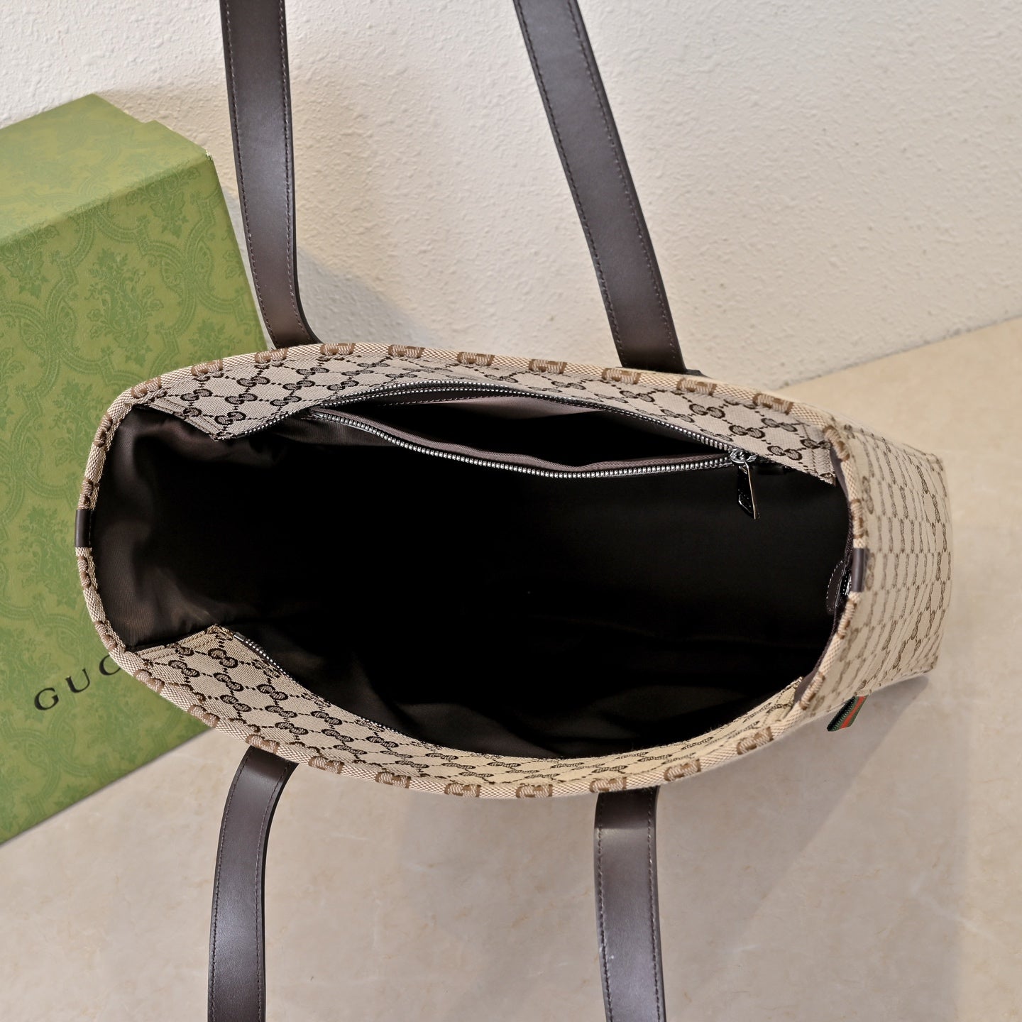 Gucci GG Canvas Medium Tote Bag – 834796